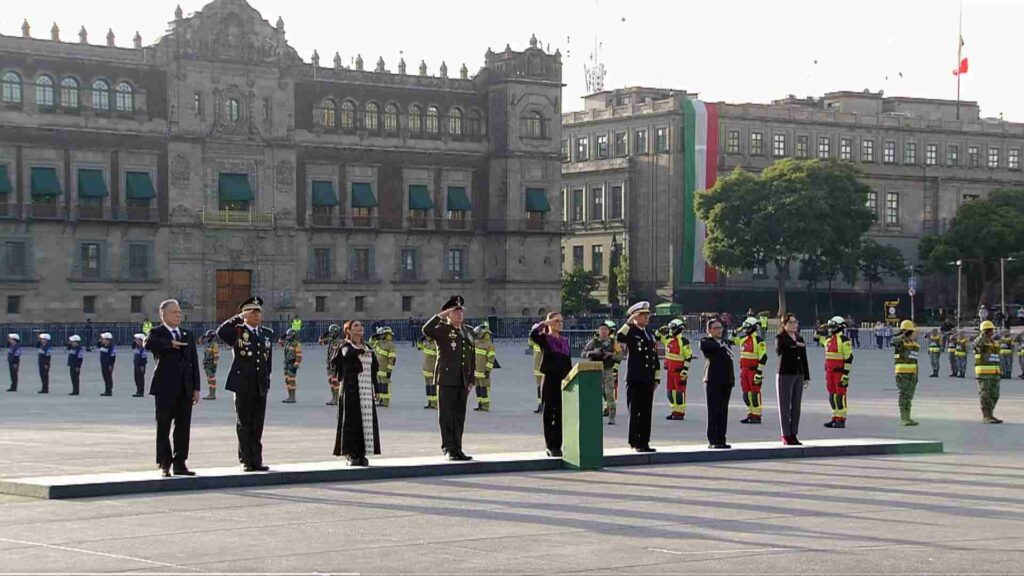 Sheinbaum encabeza homenaje a víctimas de los sismos de 1985 y 2017 en el Zócalo