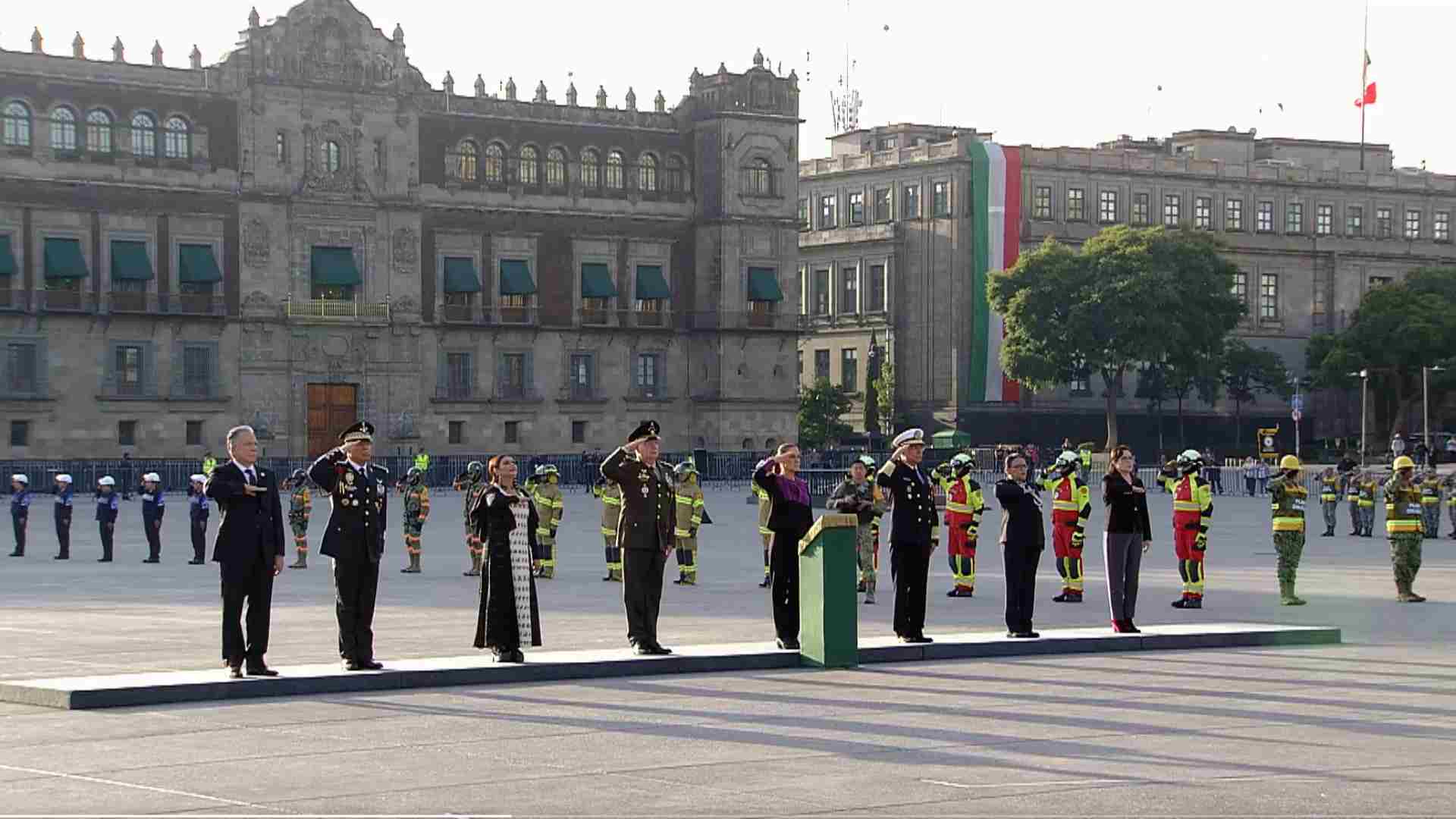 Sheinbaum encabeza homenaje a víctimas de los sismos de 1985 y 2017 en el Zócalo Sheinbaum encabeza homenaje a víctimas de los sismos de 1985 y 2017 en el Zócalo