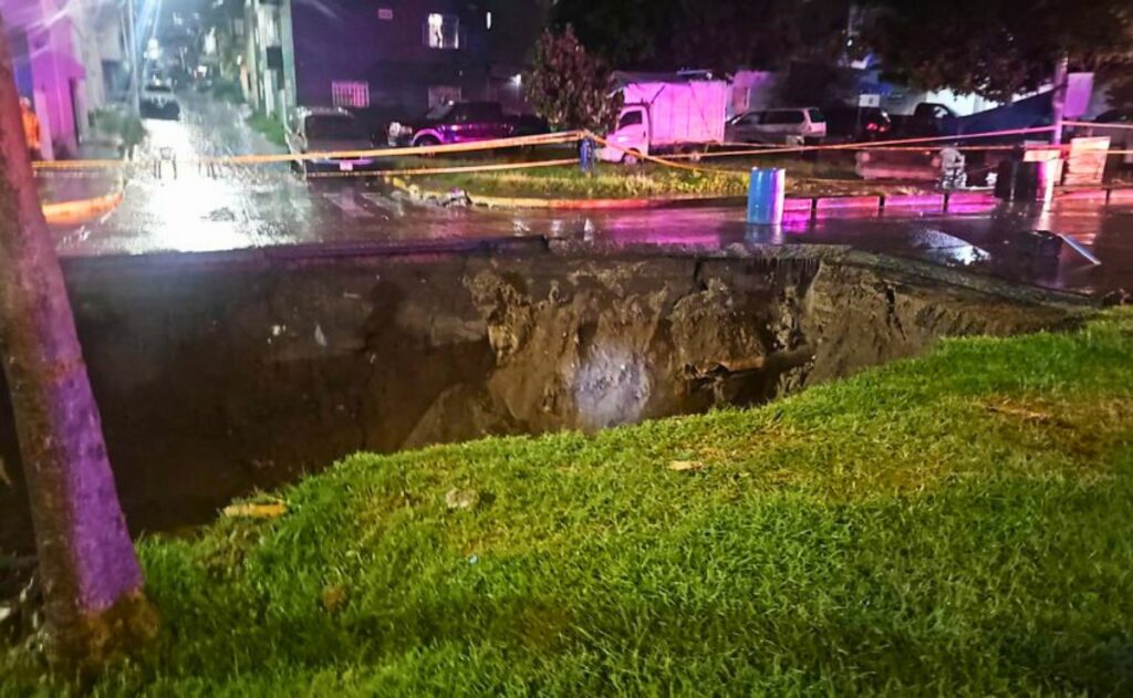Video: Lluvias abren socavón de 30 metros de largo en Tonalá, Jalisco