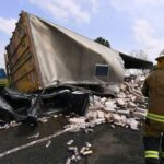Tráiler con cerveza aplasta auto en autopista a Zapotlanejo, Jalisco; murió el conductor