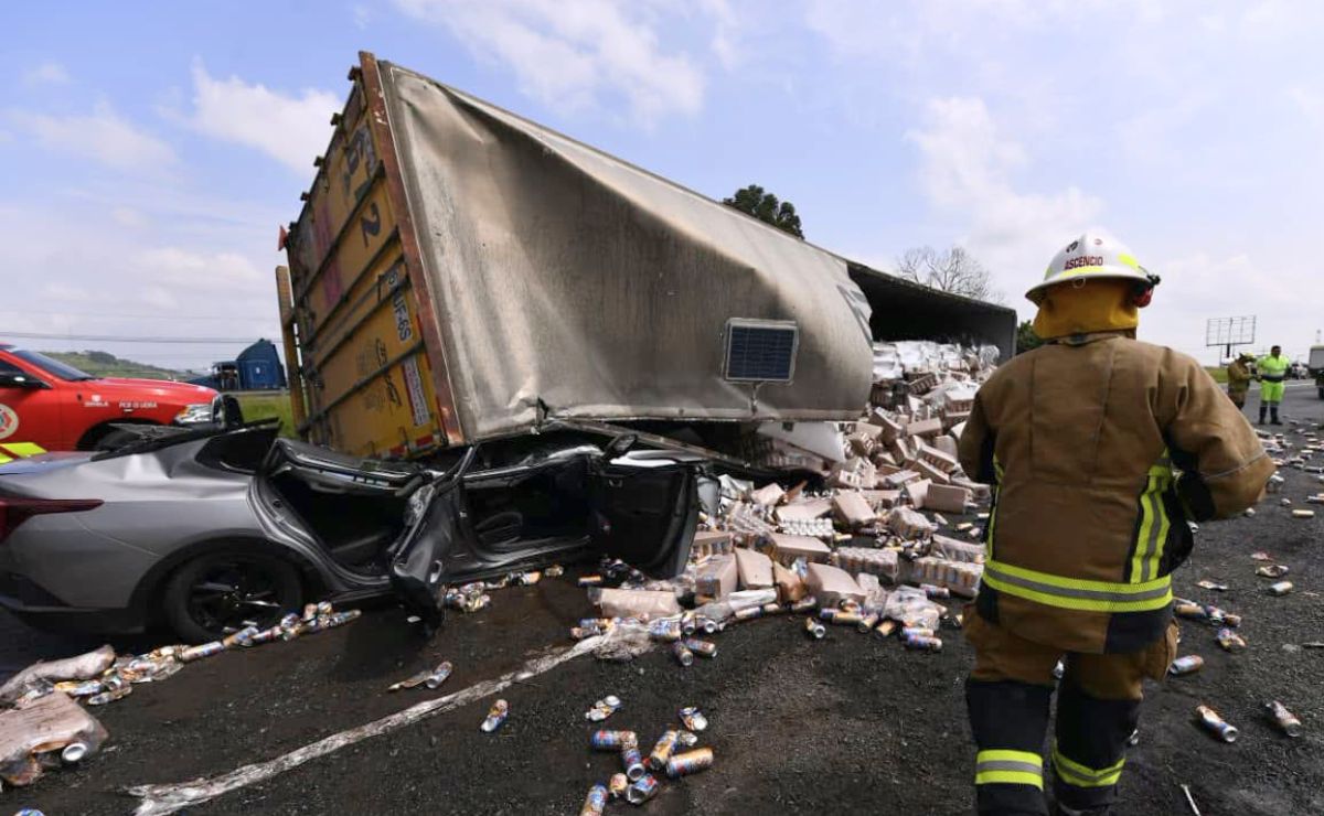 Tráiler de cerveza aplasta auto en autopista a Zapotlanejo, Jalisco; murió el conductor Tráiler de cerveza aplasta auto en autopista a Zapotlanejo, Jalisco; murió el conductor