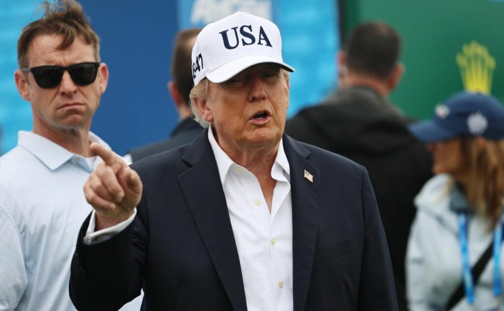 Trump descarta regulación de la IA en EE.UU.; “estamos liderando”, dice
