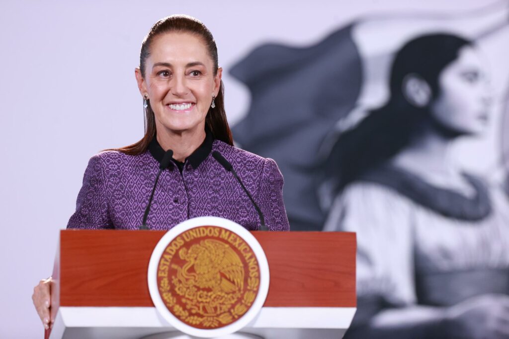 “Una bandera, un pueblo, una patria”: Sheinbaum defiende límite a doble nacionalidad
