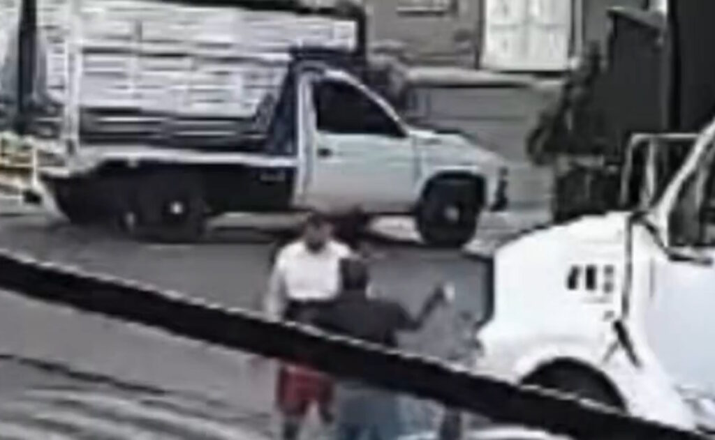 #VIDEO Lesionan de gravedad a conductor durante altercado en Chalco, Edomex