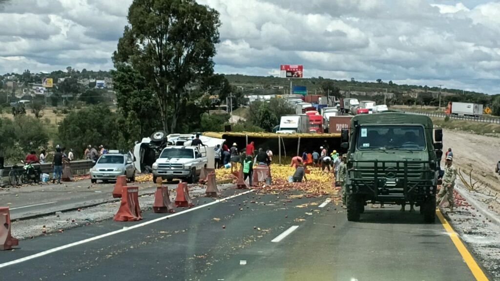Cerrada la México-Querétaro, a la altura de Palmillas, por volcadura de tráiler