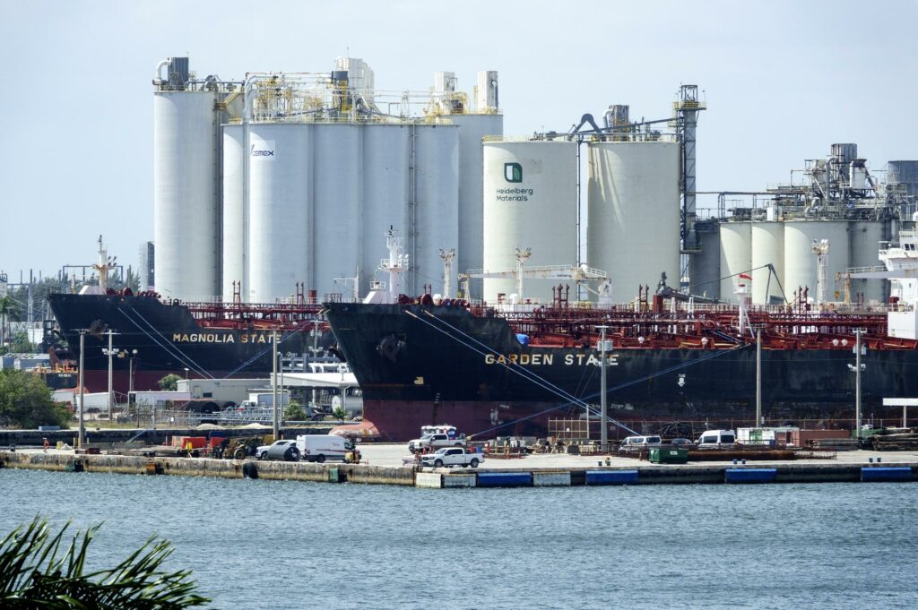 Huracán ‘Isaías’ reduce en más de un 60% producción diaria de petróleo en el Golfo de México