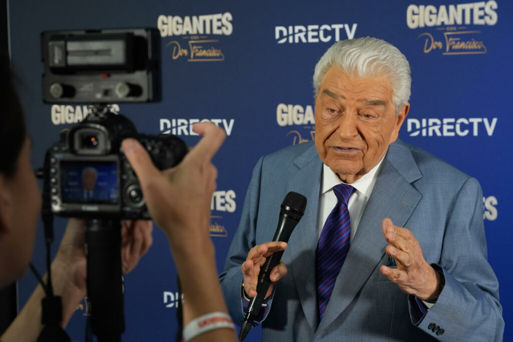 Don Francisco vuelve al estudio de ‘Sábado Gigante’ para unir el ayer y el hoy