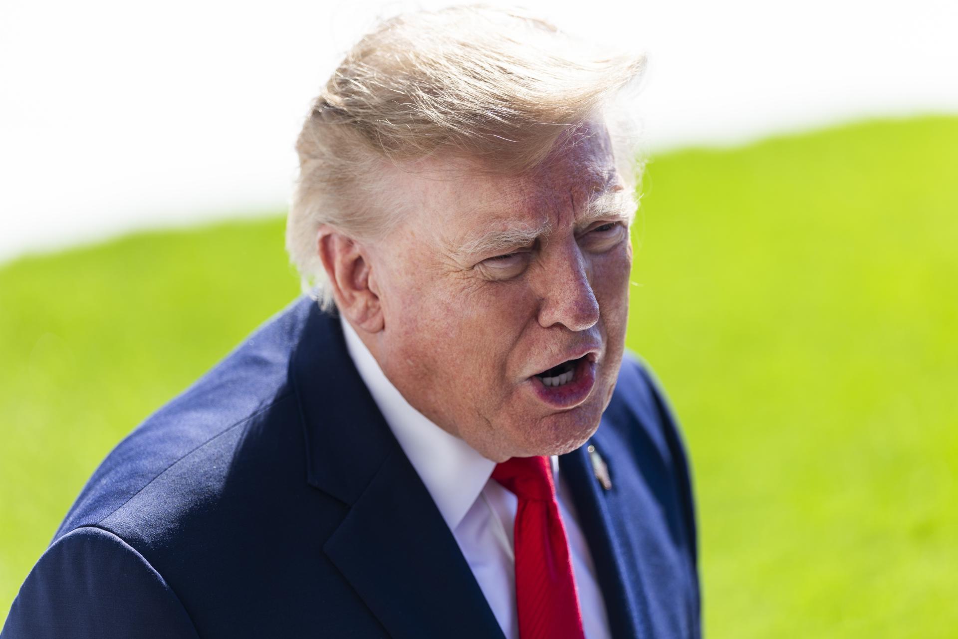 Trump sugiere que se debería “disparar” a quienes filtran información clasificada