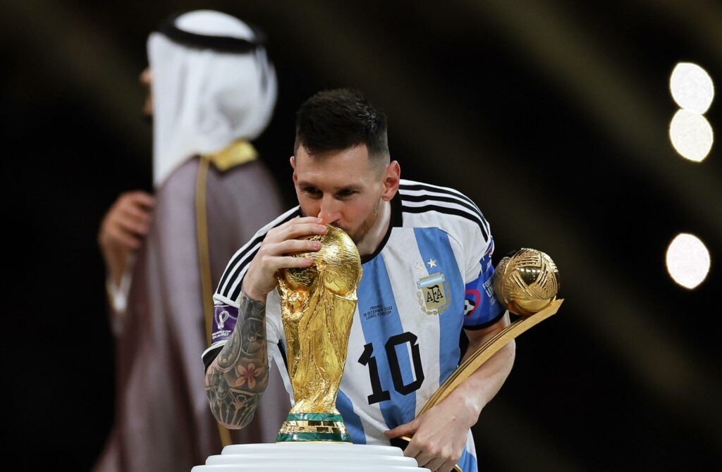Milei saluda a Messi por su despedida de la selección: “Gracias por toda la magia”