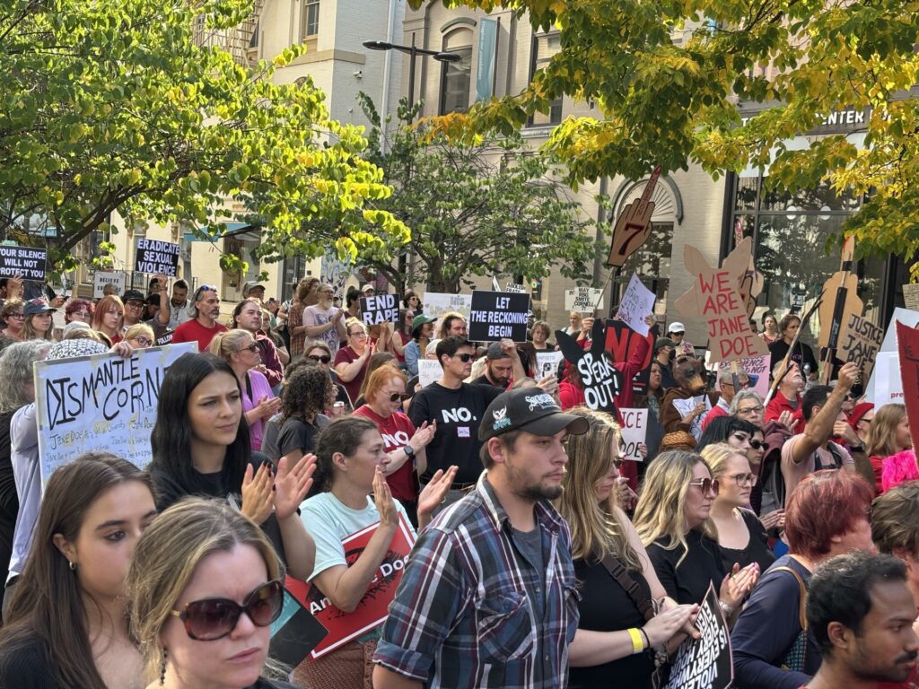 Una ola roja clama contra la violación en Cornell y exige la dimisión de su directiva