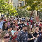 Una ola roja clama contra la violación en Cornell y exige la dimisión de su directiva