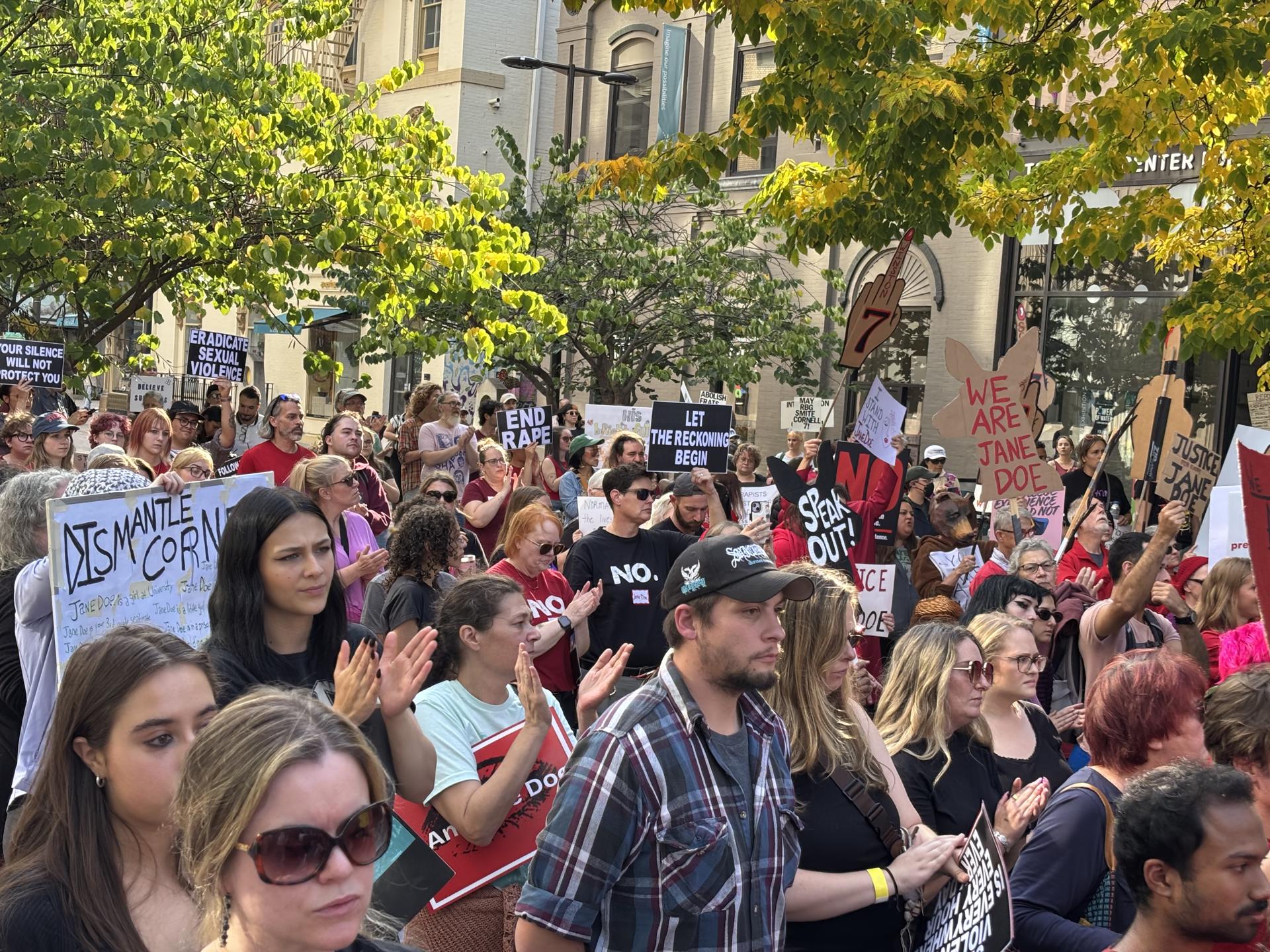 Una ola roja clama contra la violación en Cornell y exige la dimisión de su directiva