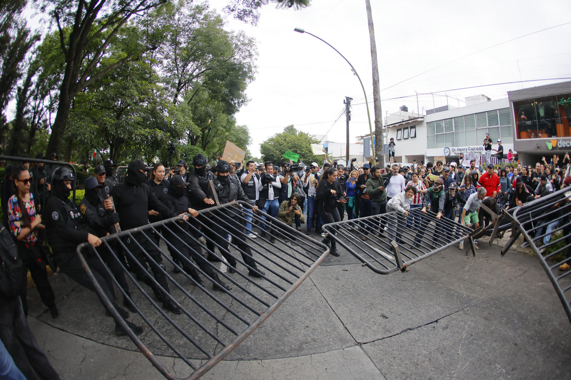 Nueve detenidos por marcha contra agua contaminada en Guadalajara Nueve detenidos por marcha contra agua contaminada en Guadalajara