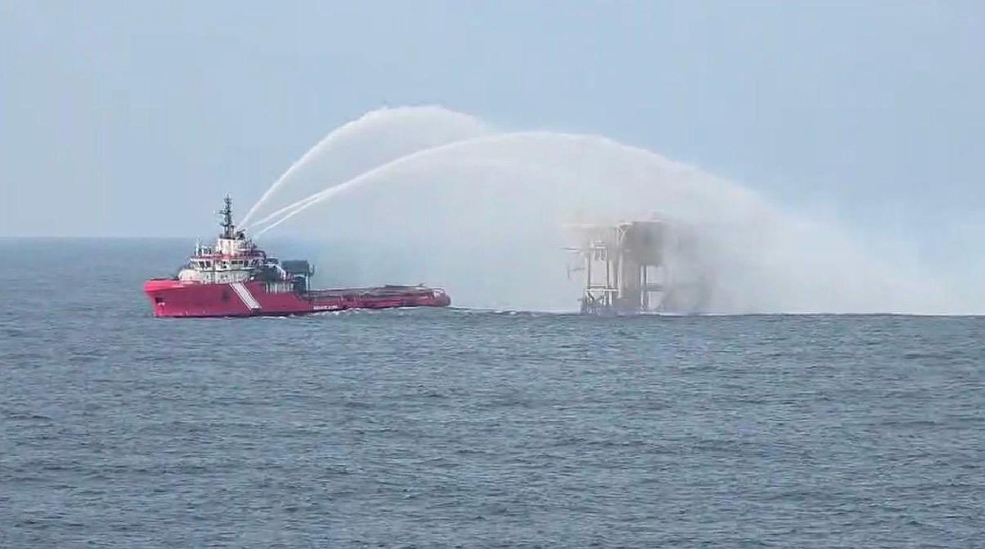 Pemex reporta un incendio sin heridos en la plataforma satélite de Campeche Pemex reporta un incendio sin heridos en la plataforma satélite de Campeche