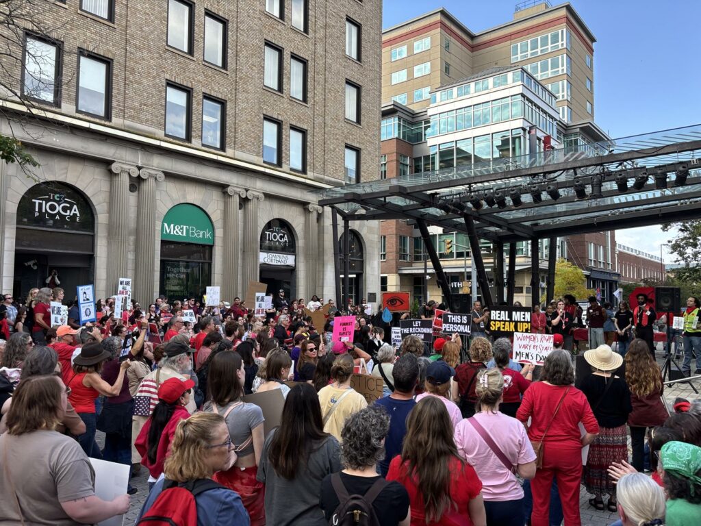 Una ola roja clama contra la violación en Cornell y exige la dimisión de su directiva - 5edbed9fec445c5d8f127889a85ab5793cc5748dw-1024x768