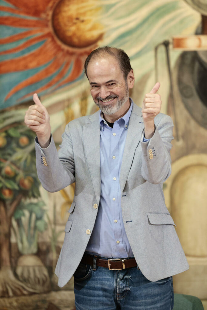 Juan Villoro destaca la importancia de "la crítica justa" al recibir Premio Carlos Fuentes - 6360ee6034d924ce865abc2171ab86c85645bd56w-683x1024
