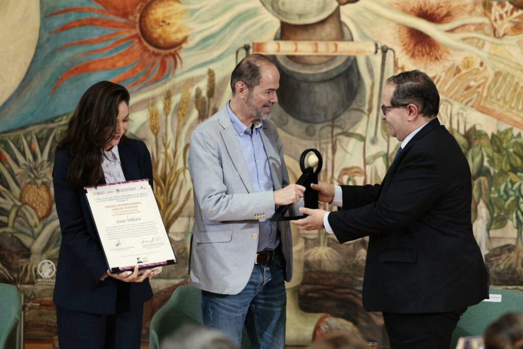 Juan Villoro destaca la importancia de “la crítica justa” al recibir Premio Carlos Fuentes