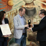 Juan Villoro destaca la importancia de “la crítica justa” al recibir Premio Carlos Fuentes