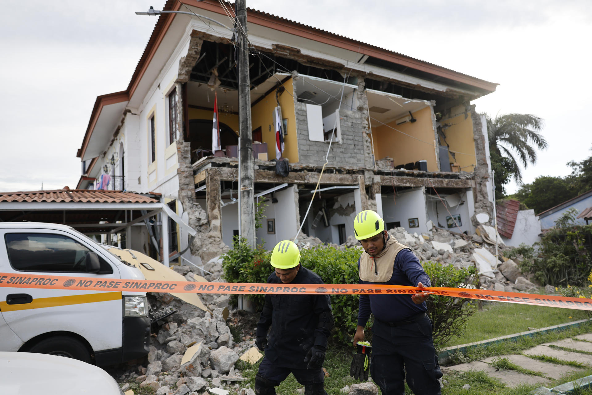 Al menos 27 heridos leves y más de 400 edificaciones afectadas por el terremoto en Panamá