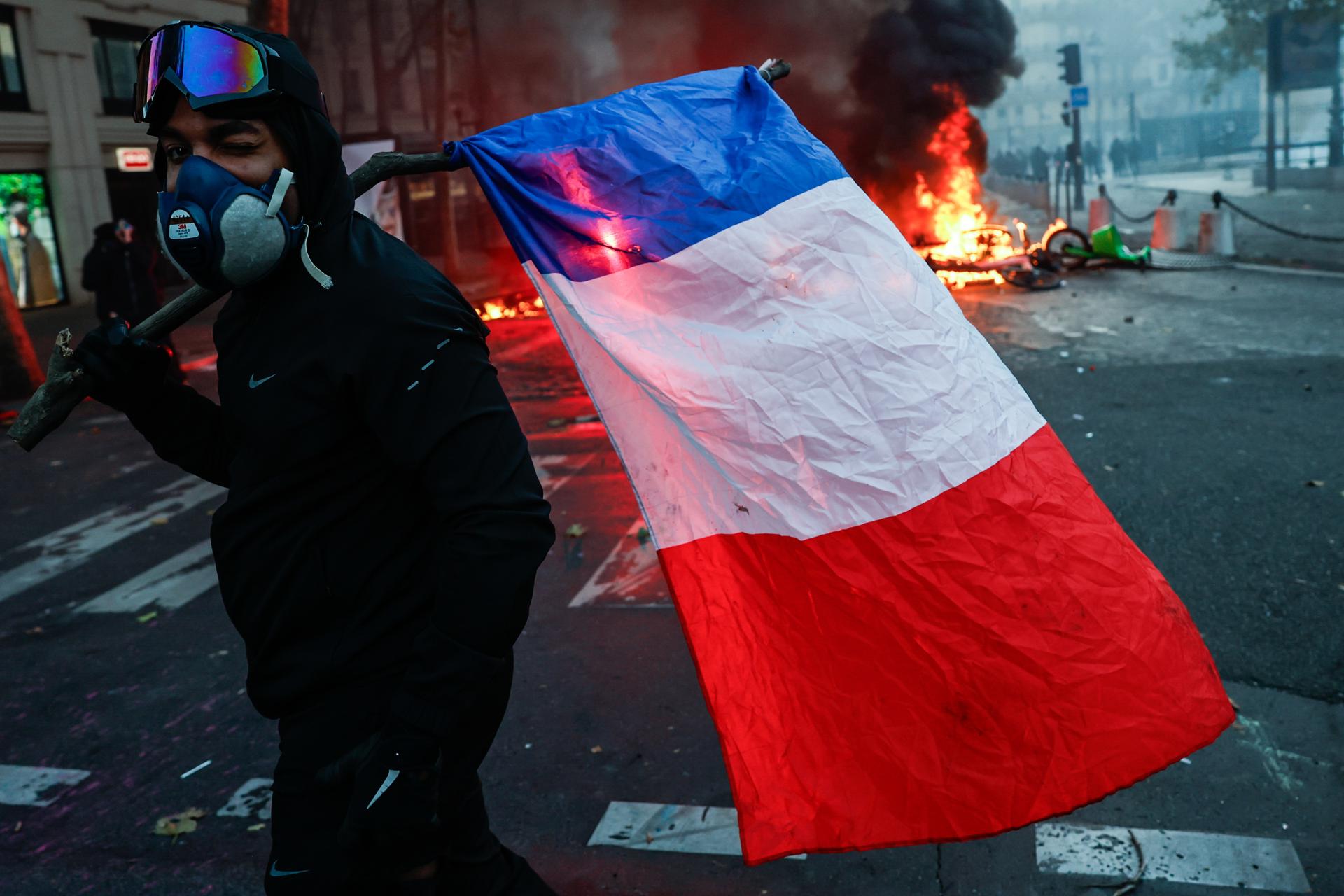 Protestas masivas en Francia degeneran en destrozos y saqueos en jornada de gran violencia Protestas masivas en Francia degeneran en destrozos y saqueos en jornada de gran violencia