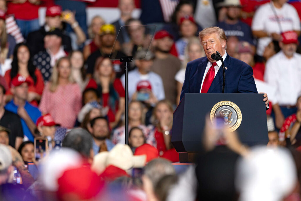Trump llama “gordo” a un manifestante mientras es expulsado a golpes de su mitin