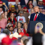 Trump llama “gordo” a un manifestante mientras es expulsado a golpes de su mitin