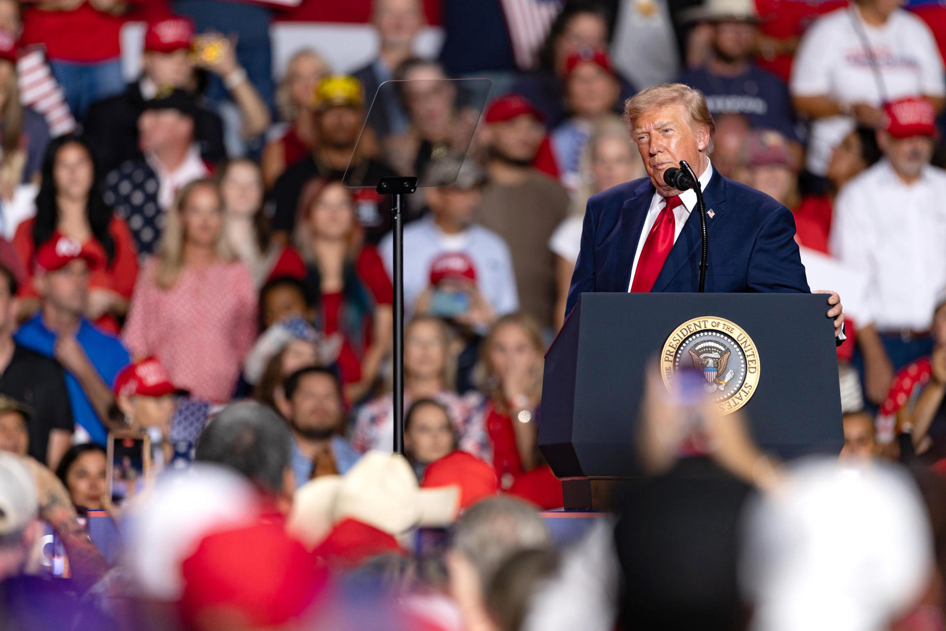 Trump llama “gordo” a un manifestante mientras es expulsado a golpes de su mitin Trump llama “gordo” a un manifestante mientras es expulsado a golpes de su mitin