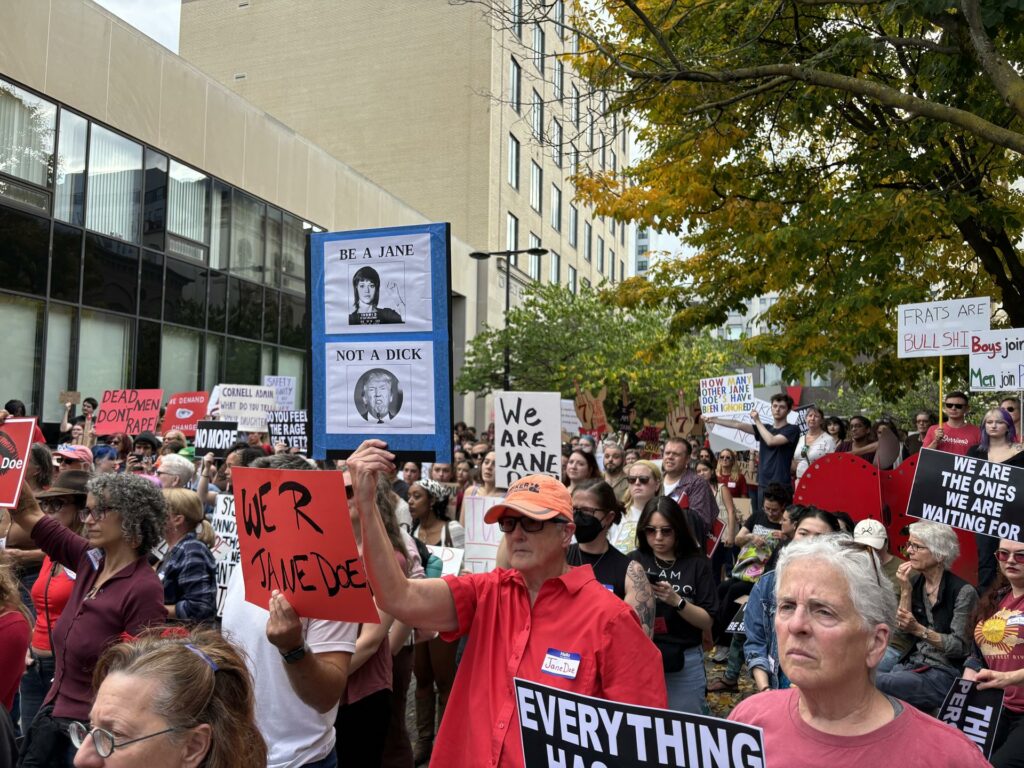 Una ola roja clama contra la violación en Cornell y exige la dimisión de su directiva - 98d53274db64629502e9b1773557a7c3835135ebw-1024x768