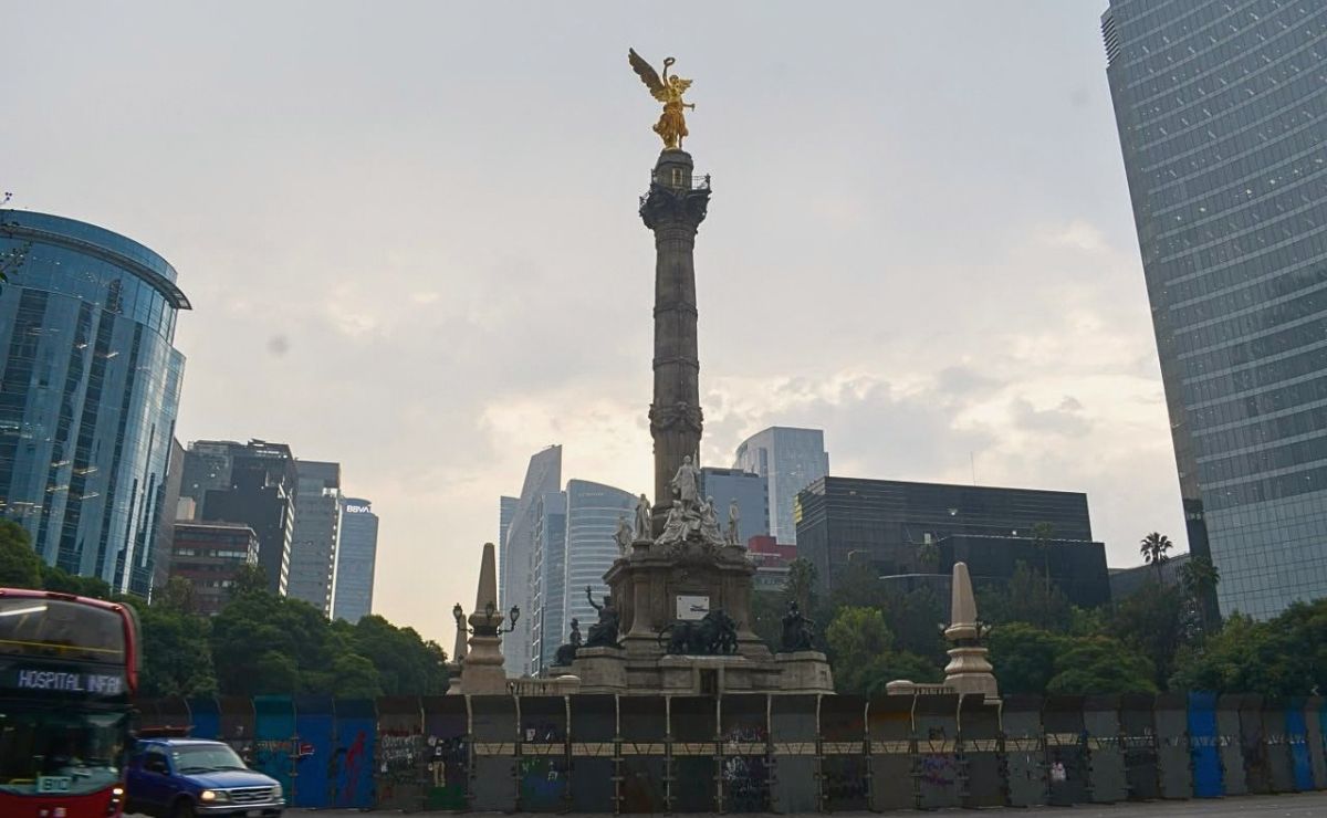 Video: Blindan el Zócalo y edificios de la CDMX por la marcha del 2 de octubre - angel-de-la-independencia-amurallado