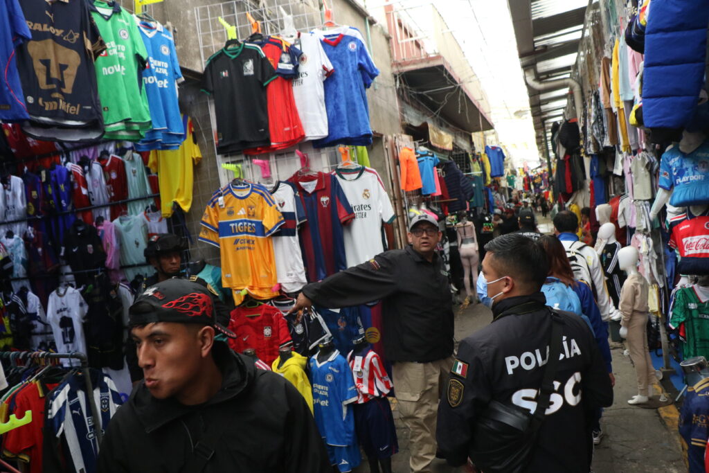 Aseguran más de 9 mil piezas presuntamente apócrifas en Tepito - aseguran-mas-de-9-mil-piezas-presuntamente-apocrifas-en-tepito-2-1024x683