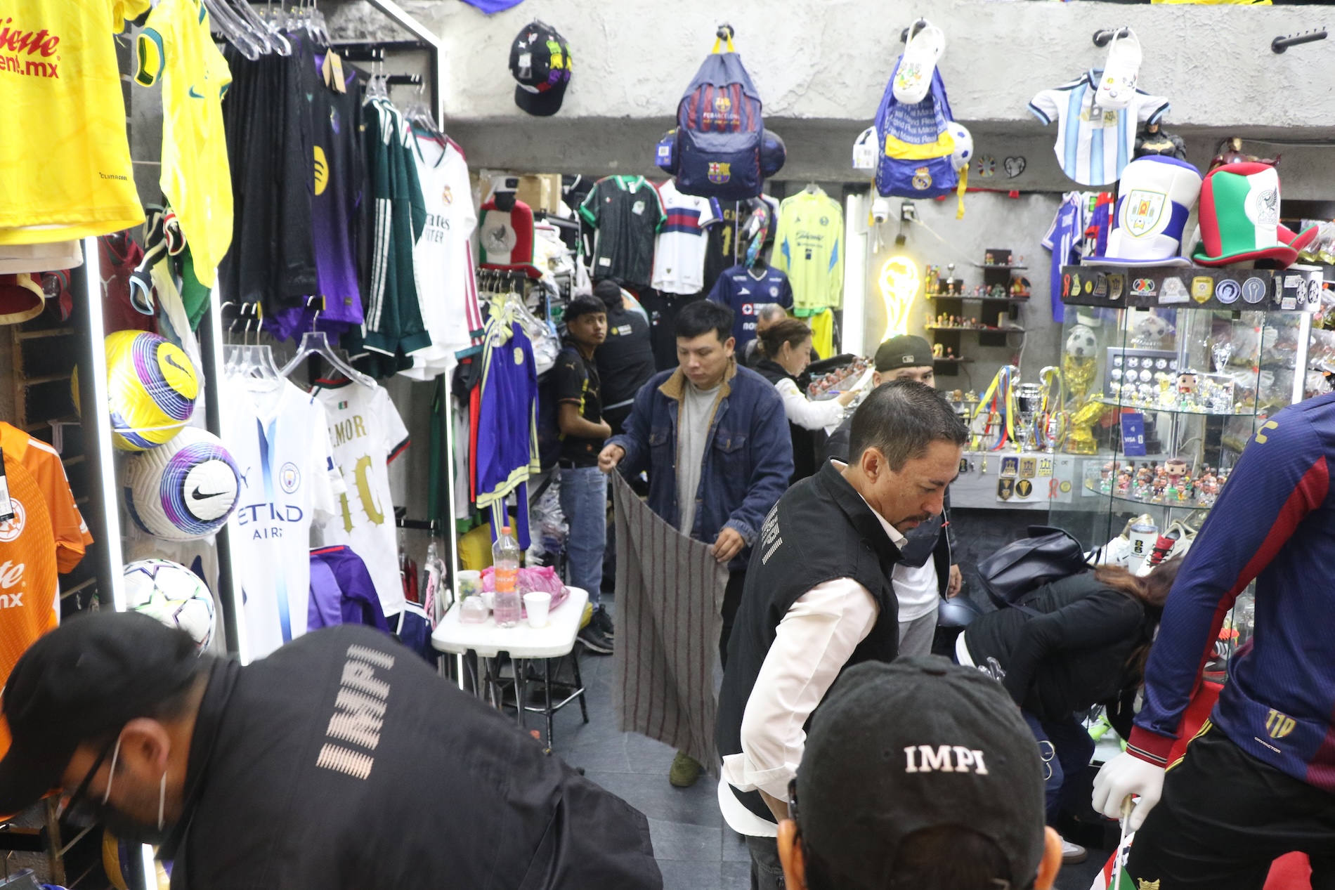 Aseguran más de 9 mil piezas presuntamente apócrifas en Tepito
