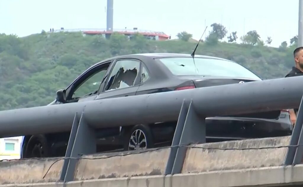 Asesinan a dos personas en puente vehicular de Monterrey