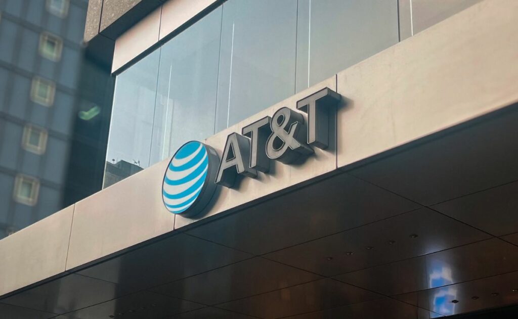 Vende AT&T a Grupo Televisa y Fintech su operación en México
