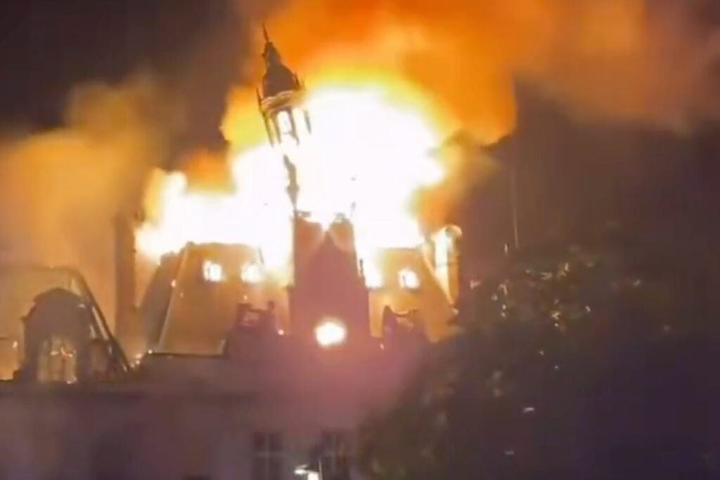 Manifestantes incendian el Ayuntamiento de Limoges, monumento histórico de Francia