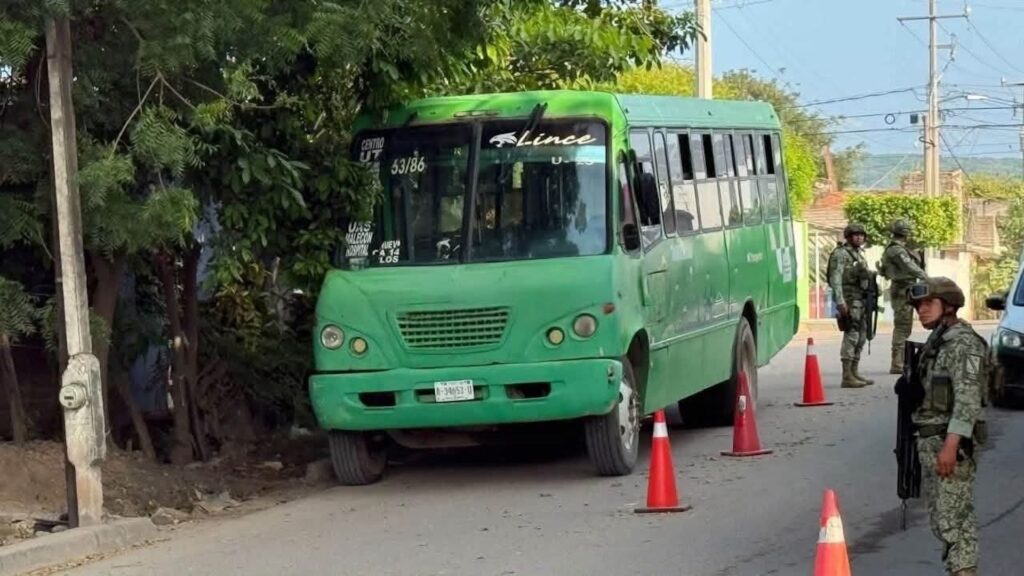 Balean camión con estudiantes en Escuinapa, Sinaloa; conductor resulta herido
