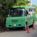 Balean camión con estudiantes en Escuinapa, Sinaloa; conductor resulta herido