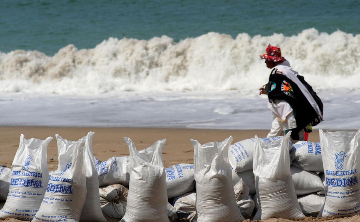 “La prioridad es protegernos”: Sheinbaum pide precaución en Jalisco, Colima, Nayarit y Michoacán ante el huracán ‘Simon’
