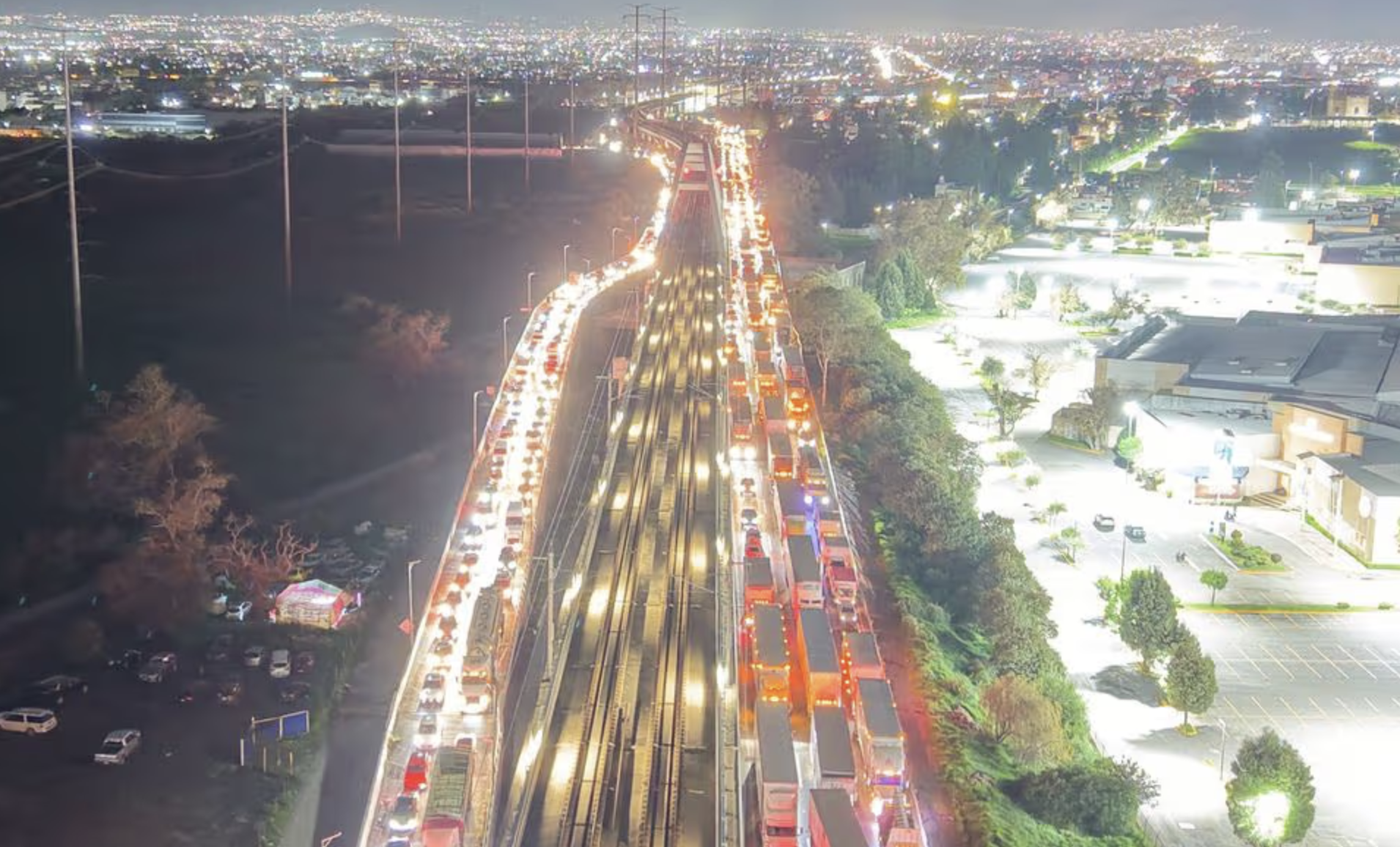 Bloqueo por desaparecidos supera 19 horas en la autopista México-Toluca Bloqueo por desaparecidos supera 19 horas en la autopista México-Toluca