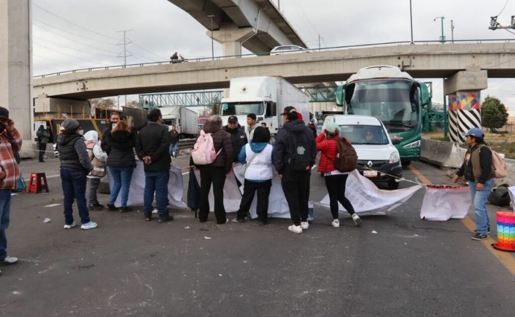 Bloqueo por desaparecidos cumple 25 horas en la autopista México-Toluca