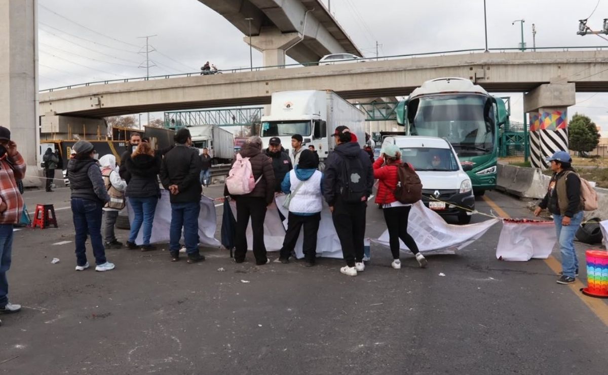 Bloqueo por desaparecidos cumple 25 horas en la autopista México-Toluca