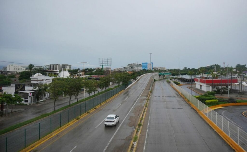 Huracán ‘Simon’ cambia de trayectoria; advierten que sigue el peligro en Jalisco