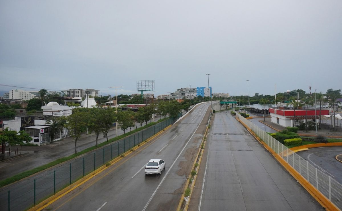 Huracán ‘Simon’ cambia de trayectoria; advierten que sigue el peligro en Jalisco