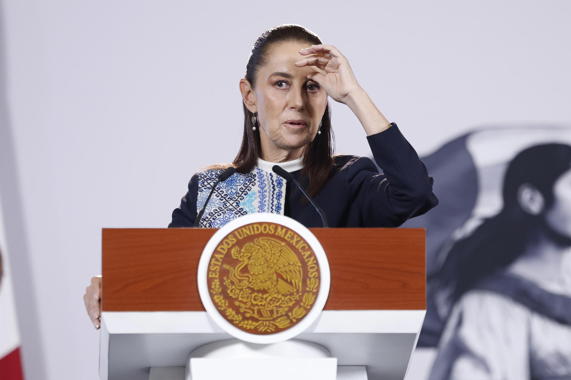 Compra de AT&T ayudará a la competencia y mejorará el internet: Sheinbaum