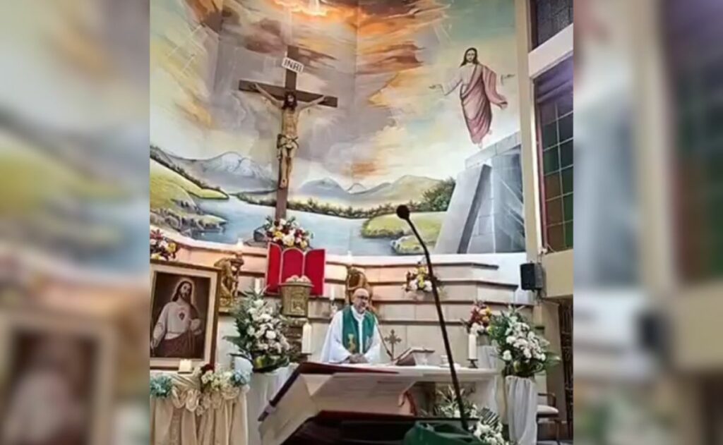 Video: Cruz cae y mata a sacerdote durante misa