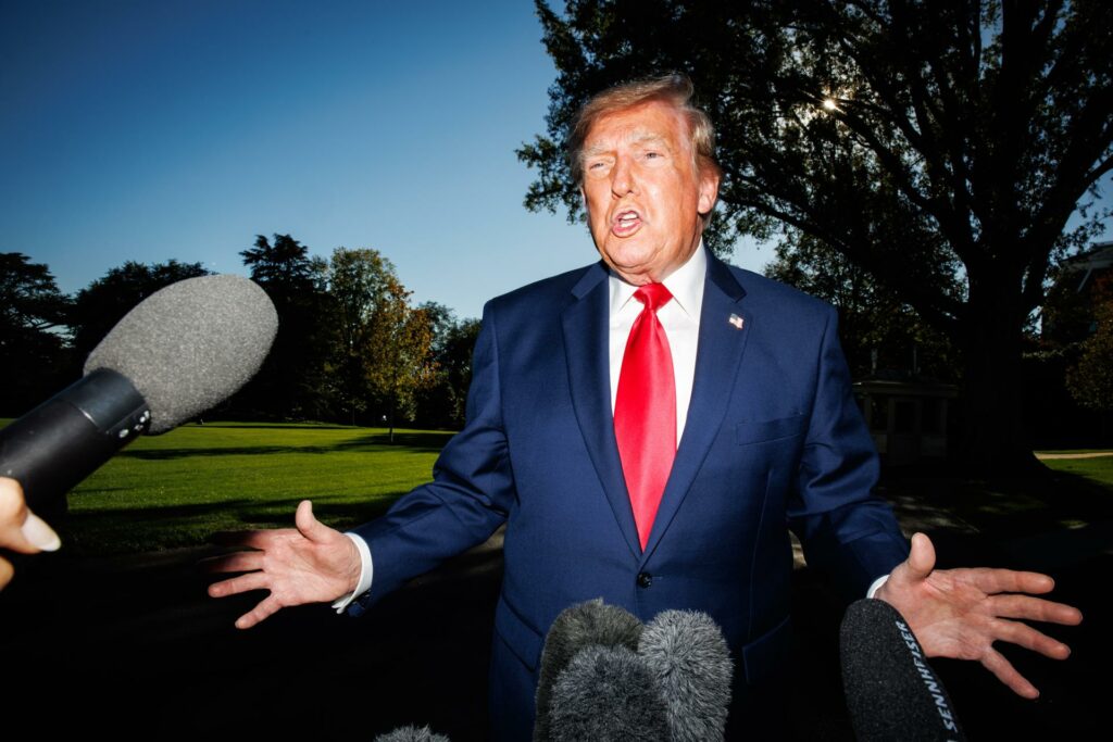 Trump es interrumpido por una decena de manifestantes en su mitin de Carolina del Sur