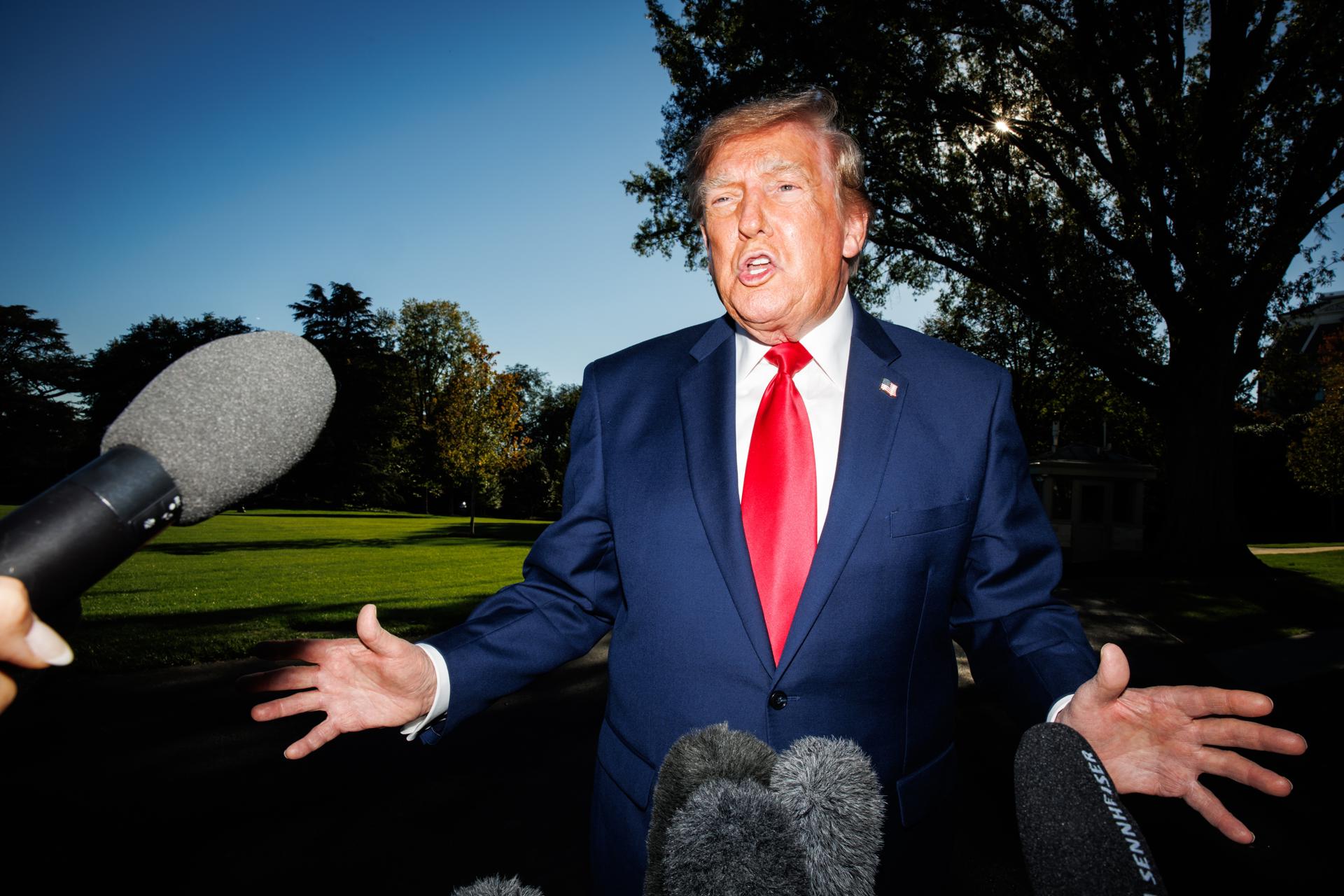 Trump es interrumpido por una decena de manifestantes en su mitin de Carolina del Sur