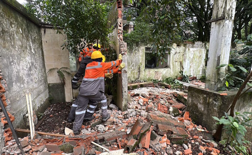 Demuelen casa ligada a Pablo Escobar; era utilizada para consumo de estupefacientes y “satanismo”