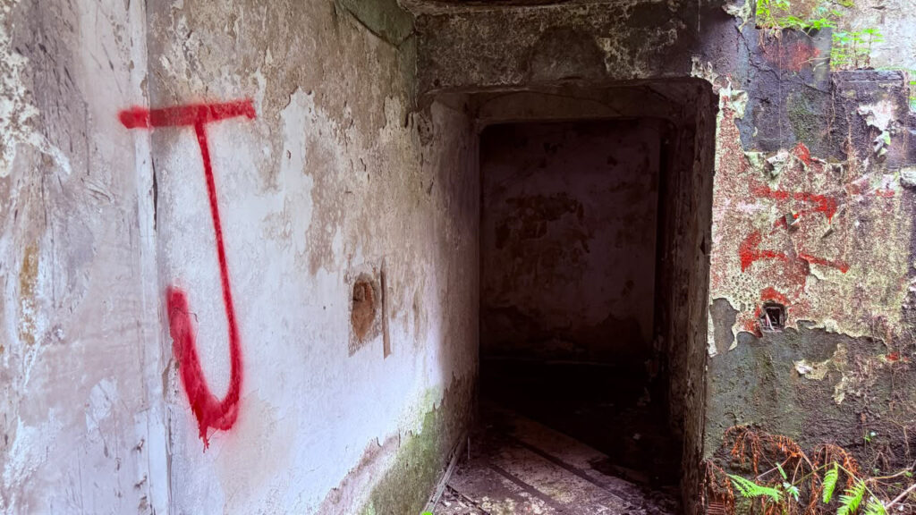 Demuelen casa ligada a Pablo Escobar; era utilizada para consumo de estupefacientes y "satanismo" - demuelen-casa-ligada-a-pablo-escobar-era-utilizada-para-consumo-de-estupefacientes-y-satanismo-2-1024x576