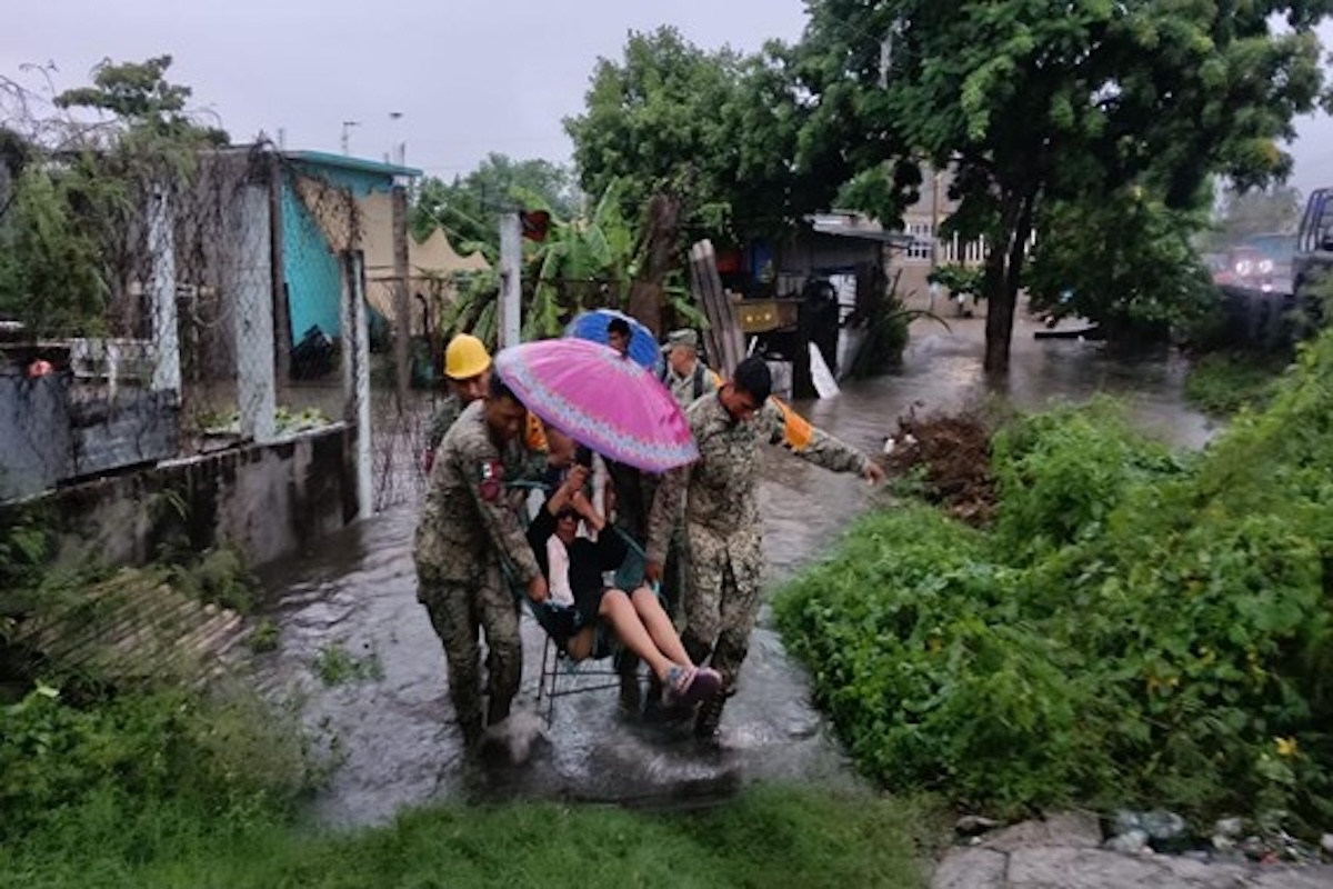 Despliegan 760 elementos militares en Guerrero y alistan fuerza de apoyo ante huracán ‘Simon’ Despliegan 760 elementos militares en Guerrero y alistan fuerza de apoyo ante huracán ‘Simon’