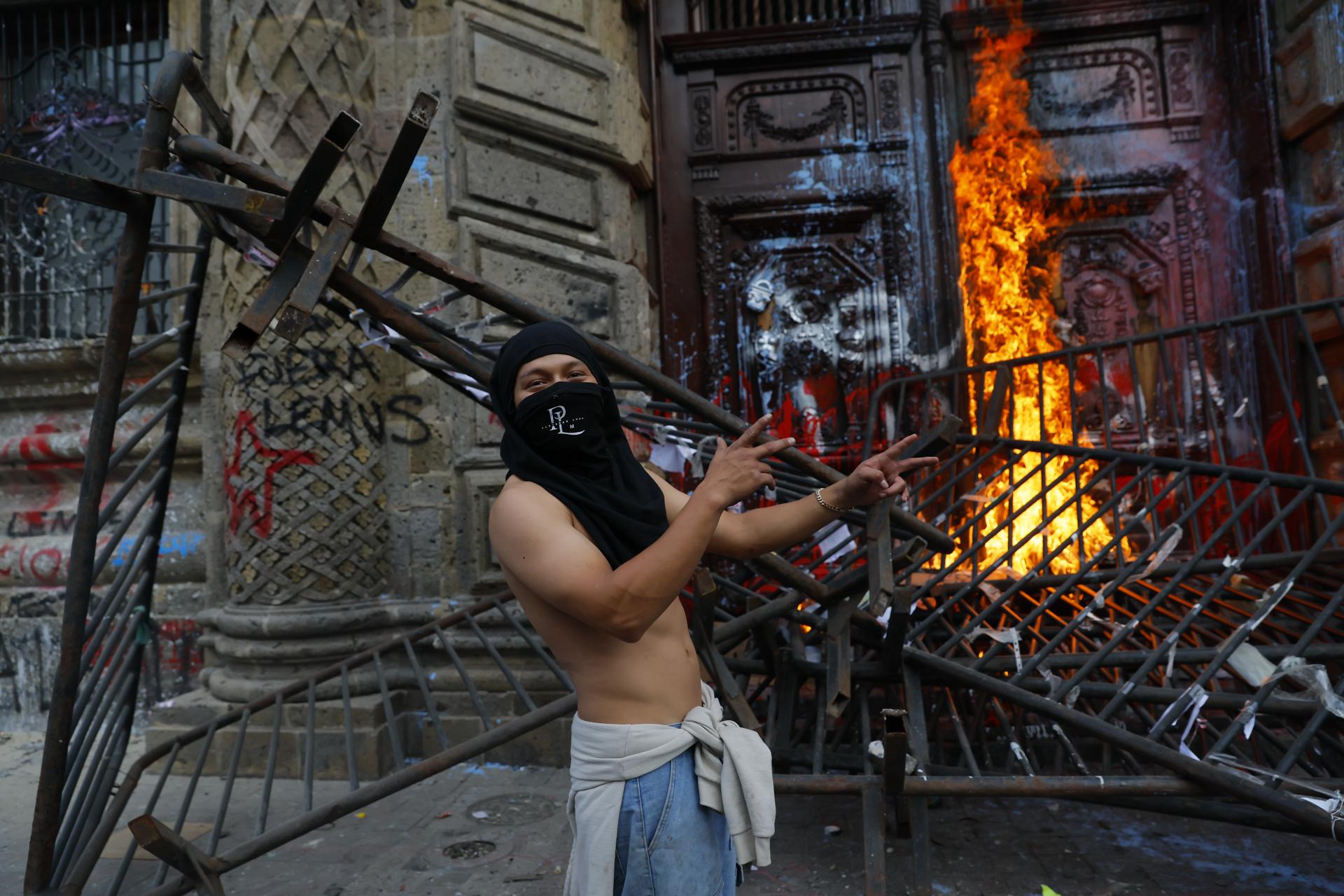 Diez detenidos tras protesta por el agua en Guadalajara; señalan a cinco grupos por daños Diez detenidos tras protesta por el agua en Guadalajara; señalan a cinco grupos por daños